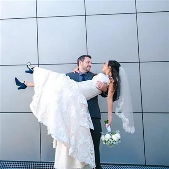 Wedding Sequins Edge Veils for Brides 2 Tier Hip Fingertip Length Veil  (lvory) - Picture 3 of 7